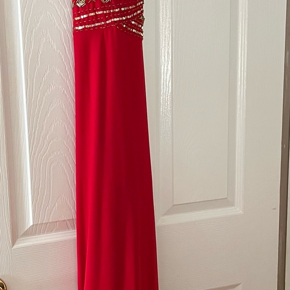 Lovely Red gown - Picture 2 of 4